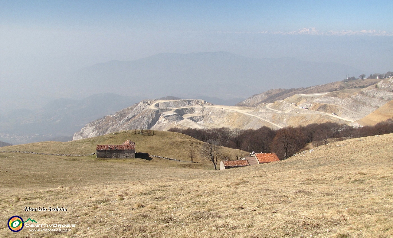 26 Le cascine sottostanti la vetta e la grande ferita della cava Italcementi....JPG